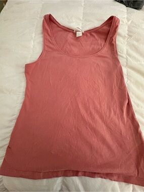 Basic tee never worn  great layering  soft piece